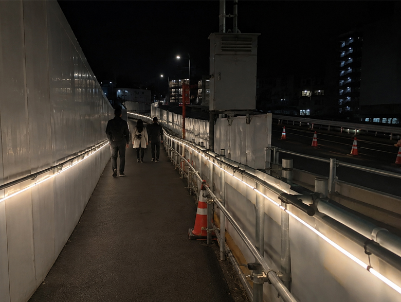 仮設現場の作業エリアや通路の照明に使用するFCOBロープライト